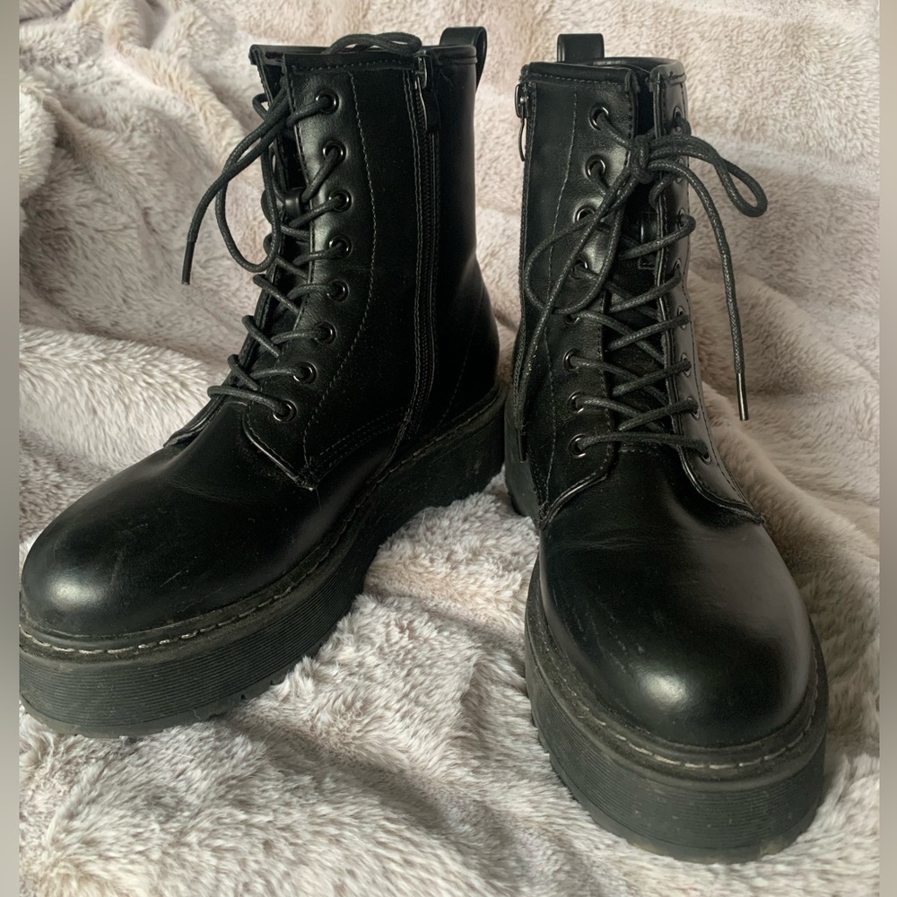 Steve Madden Bettyy black platform boots